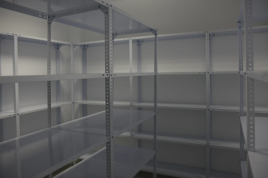 Estanterías metálicas de ángulo ranurado montadas en un trastero