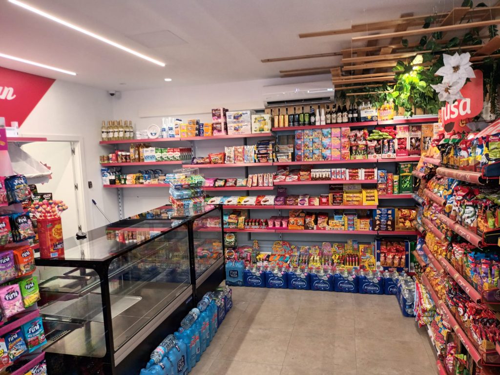 Estanterías de comercio montadas por Estantelda en un minimarket