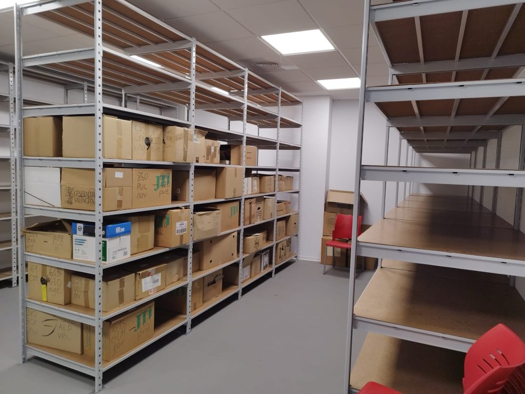 Estanterías metálicas cargadas con cajas de almacenaje