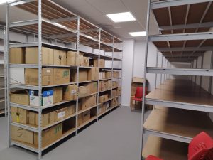 Estanterías metálicas cargadas con cajas de almacenaje