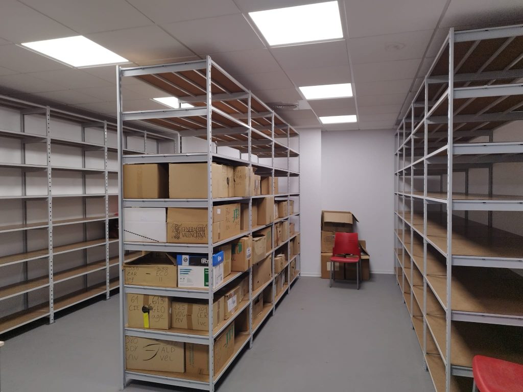 Estanterías metálicas sin tornillos con cajas de almacenaje