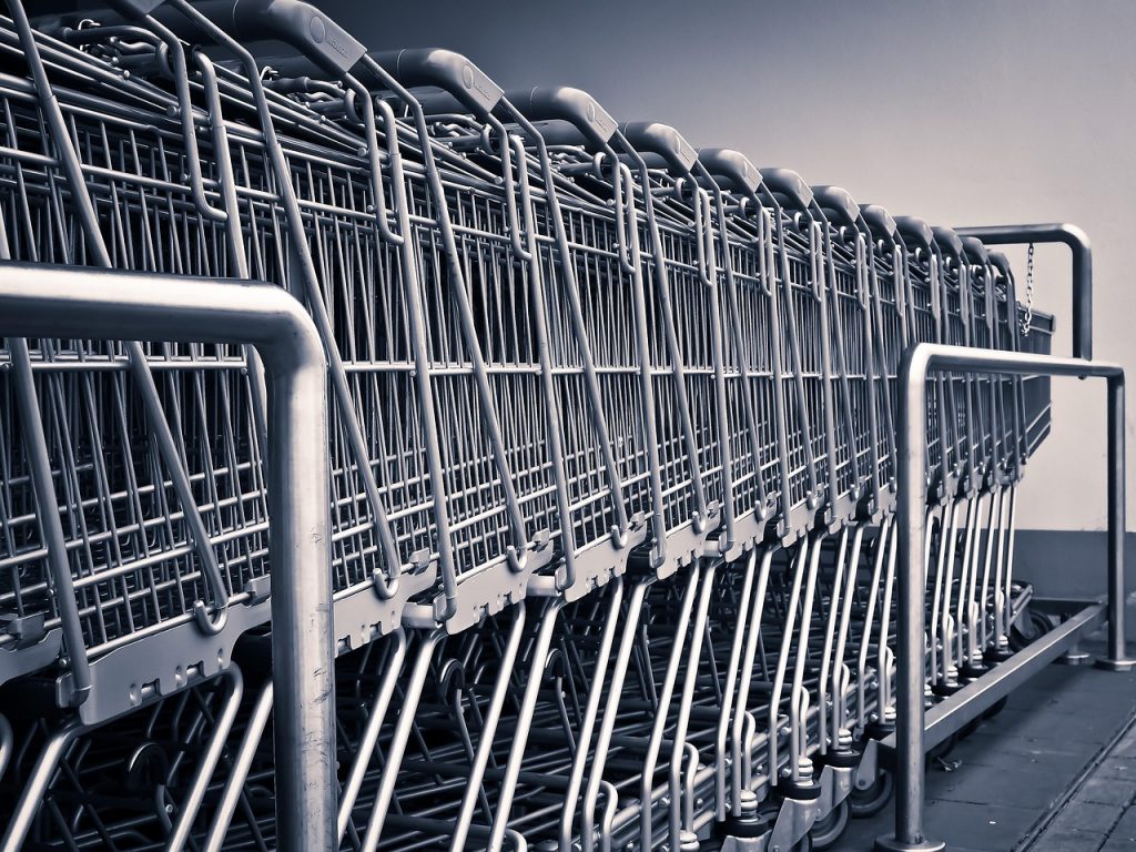 Estanterías para trastero metálicas con cajas y objetos domésticos ordenados en altura