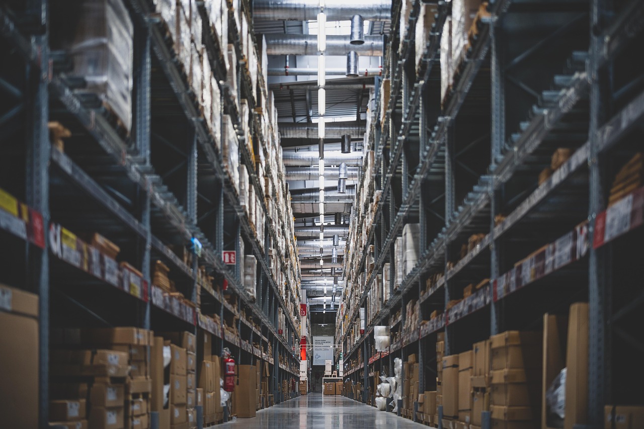Estanterías metálicas para almacén con sistemas de paletización y media carga en nave industrial