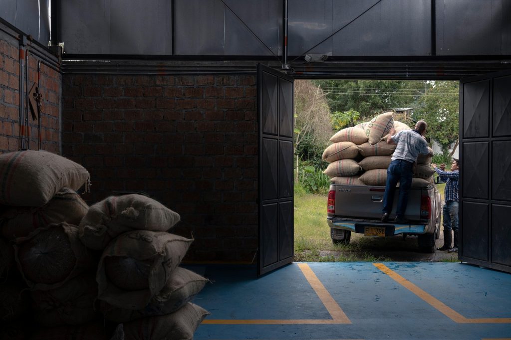 Operario comprobando la carga de una estantería metálica en un almacén industrial