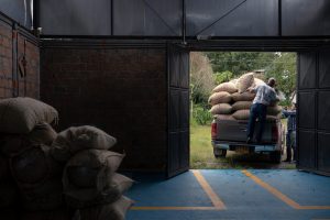 Operario comprobando la carga de una estantería metálica en un almacén industrial
