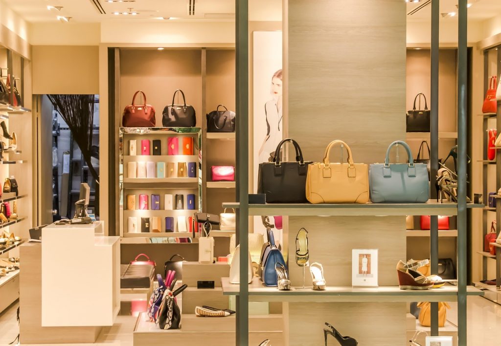 Estanterías metálicas organizadas en un local comercial con productos en sala de ventas