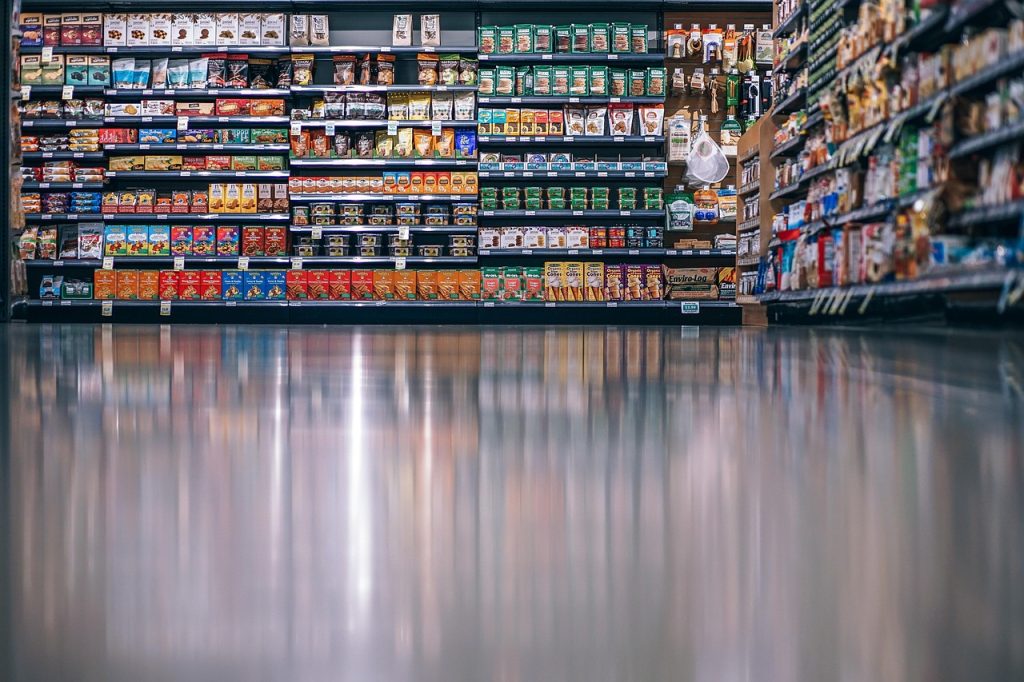 Estanterías para supermercados en disposición de pasillo con góndola de doble cara
