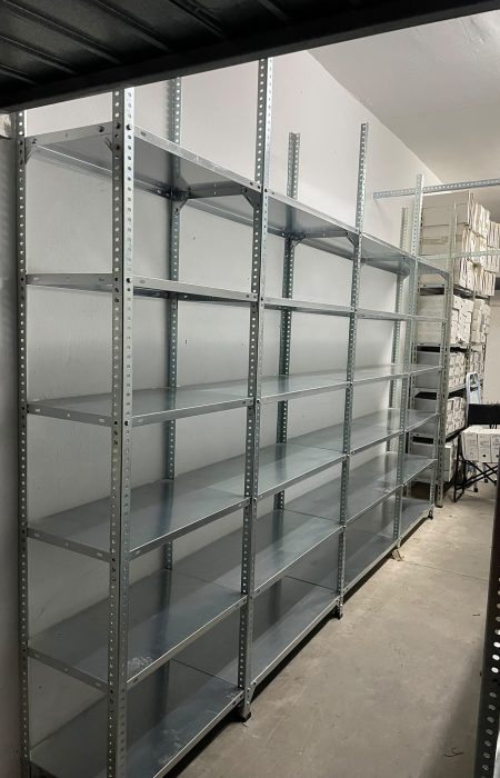 Estanterías ranuradas galvanizadas montadas por Estantelda