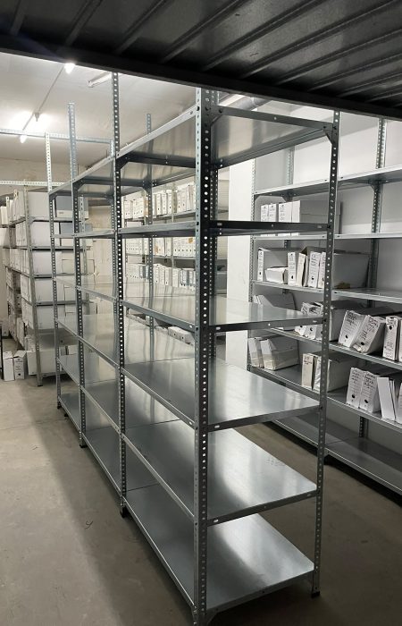 Pasillo con estanterías ranuradas galvanizadas de Estantelda