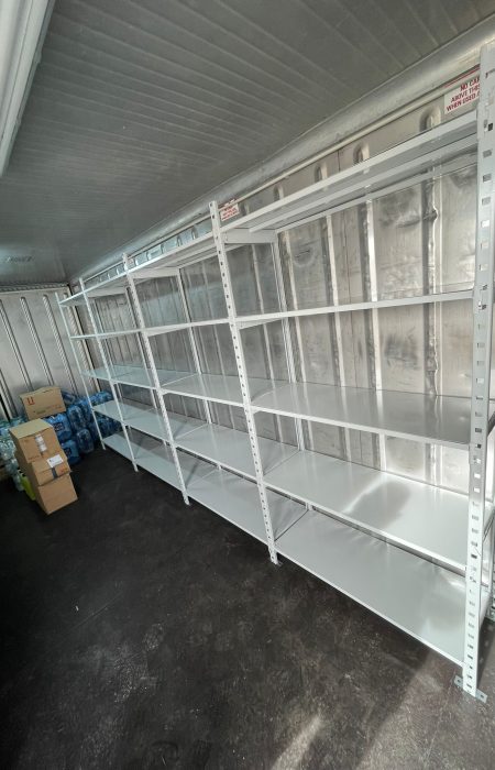 Trastero con estanterías metálicas de Estantelda